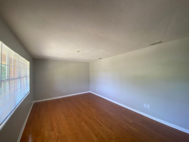 Building Photo - 2408 Dundee Dr