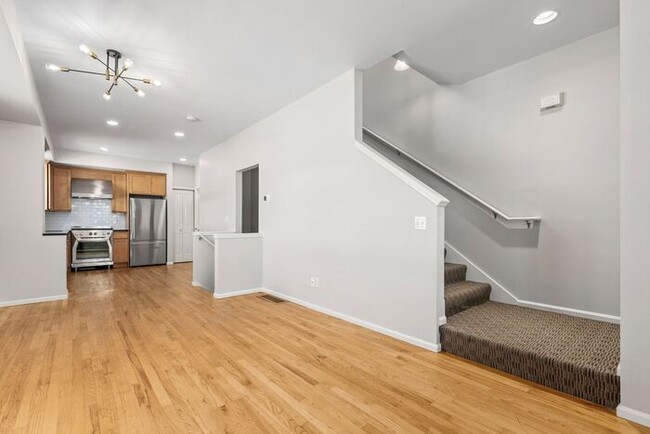 Building Photo - Charming AIR CONDITIONED Alki Townhome