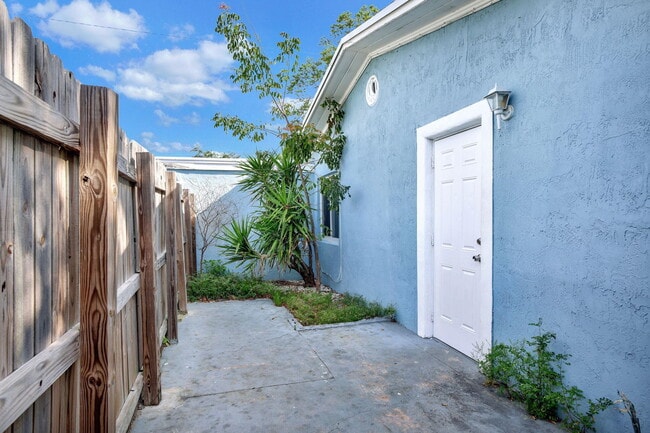 Building Photo - 300 NW 16th St