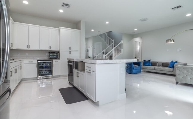 Building Photo - 15145 Cameo Ct