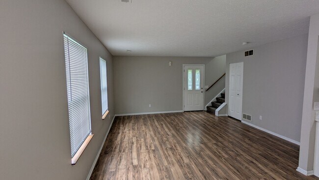 Building Photo - 873 Kerns Dr NE