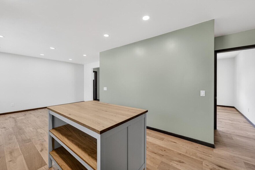 Building Photo - 5736 Pembroke Dr