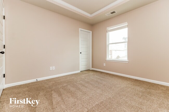 Building Photo - 225 Villa Grande Dr