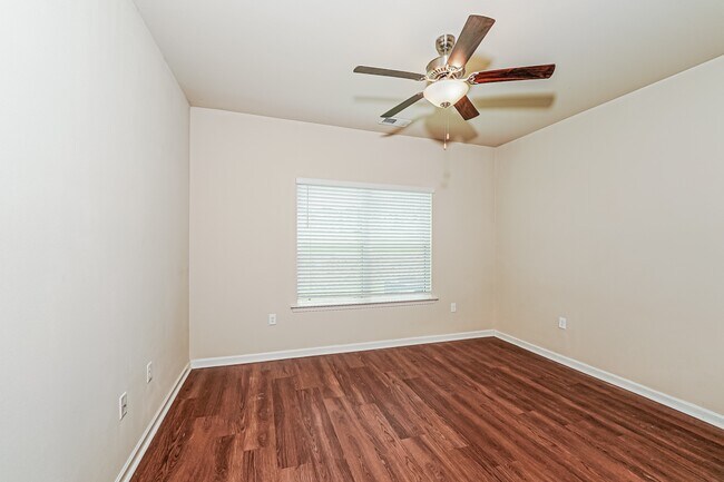 Building Photo - 6061 Rainbow Row