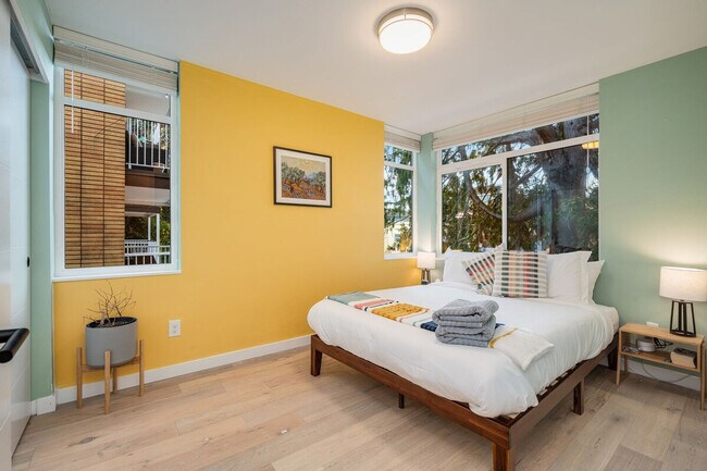 Building Photo - 673 Belmont Pl E