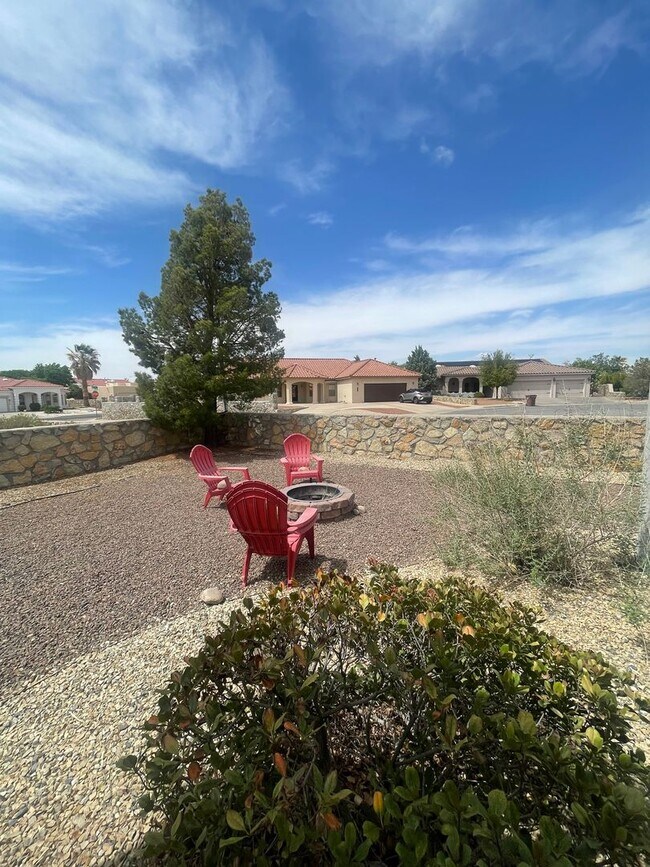 Building Photo - Gorgeous 4 bedroom/3 bathroom home located...