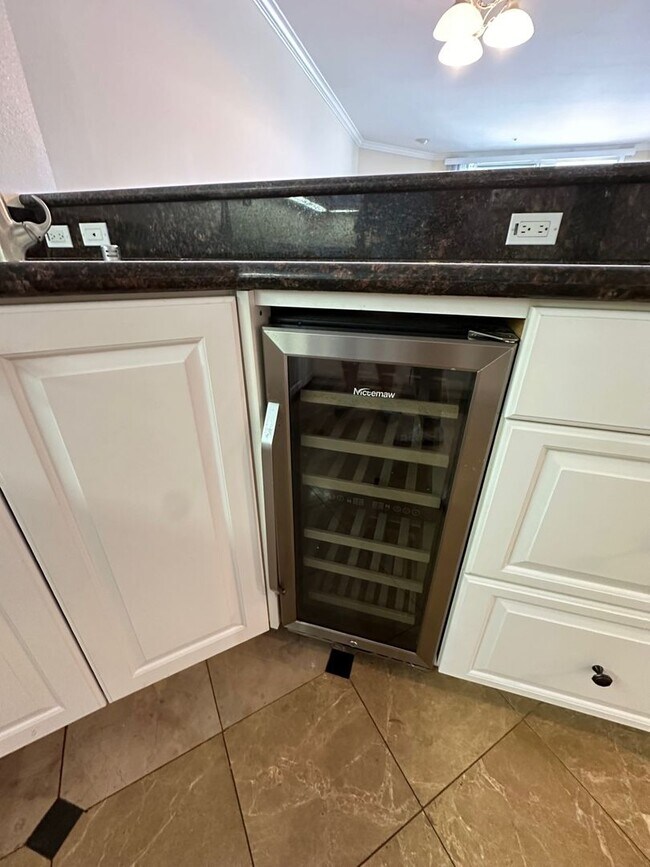 Building Photo - Beachfront Oasis - 3 bed 2 bath in Alamitos Beach