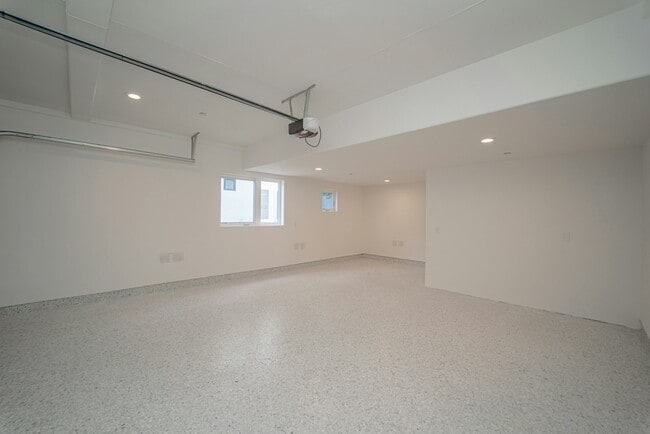 Building Photo - 2115 Holly Dr