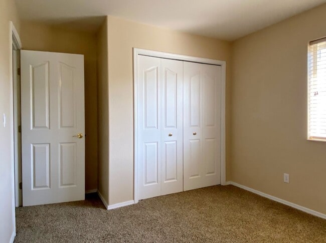 Building Photo - Rare Columbia Riverfront Townhome