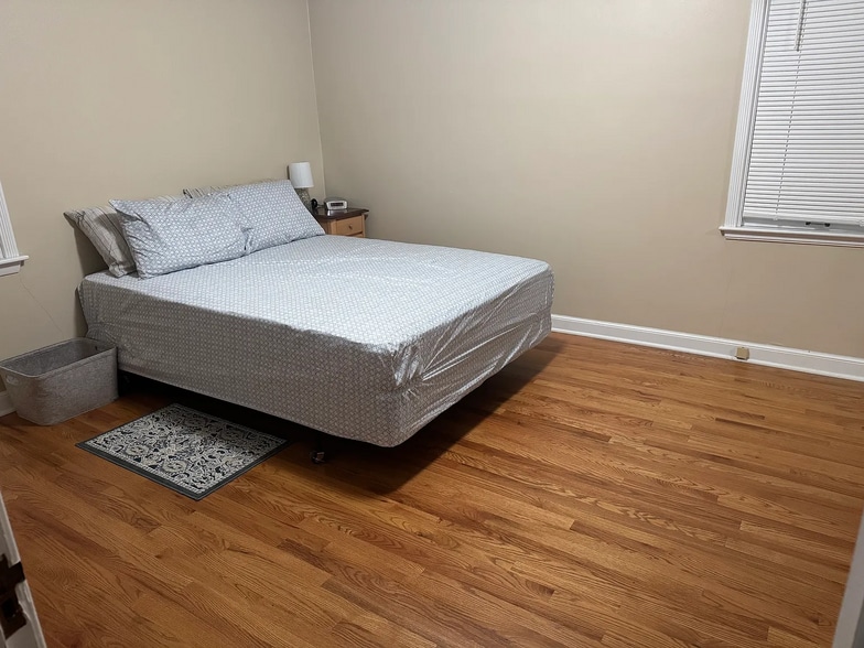 Large Bedroom with Queen size bed - 1368 Doten Ave