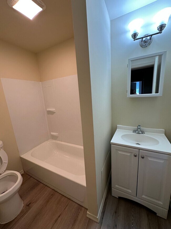 Building Photo - 2 Bed, 1 Bath. Section 8 Approved