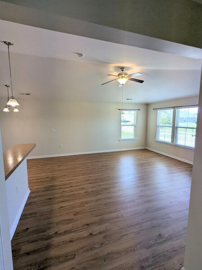 Building Photo - 1328 Valor Rd