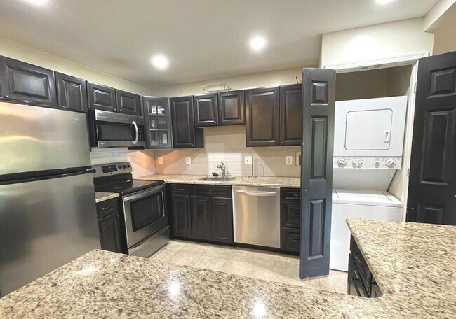 Building Photo - Beautiful 2BR 2BA top floor condo located ...