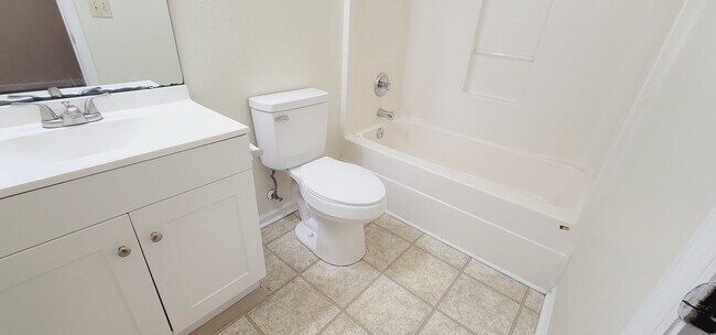 Building Photo - CLOSE TO CAMPUS 3/3 w/ Washer/Dryer, Lawn Maintenance Included, & More! $1875/month Avail startin...
