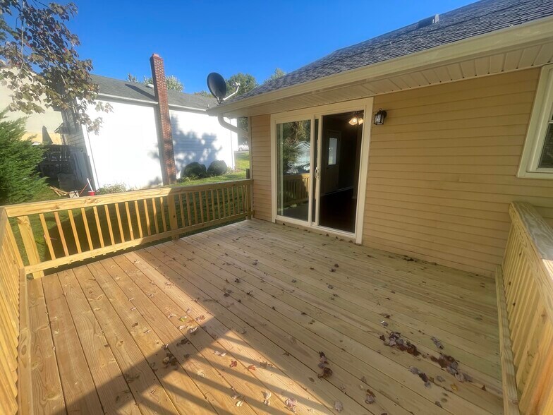 Building Photo - 221 Fallsway Ln