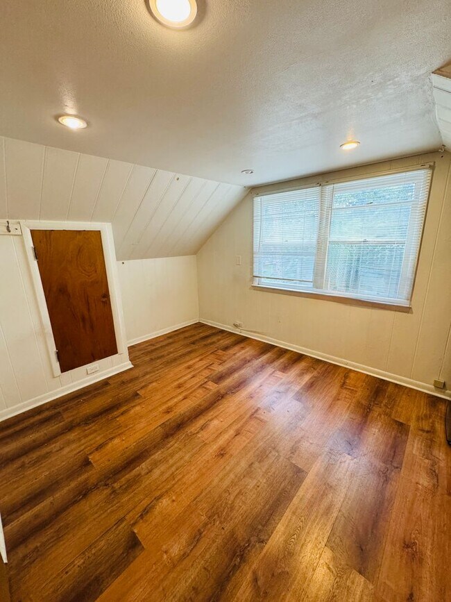 Building Photo - Cute 3 Bedroom 2 Bath in Lakewood!