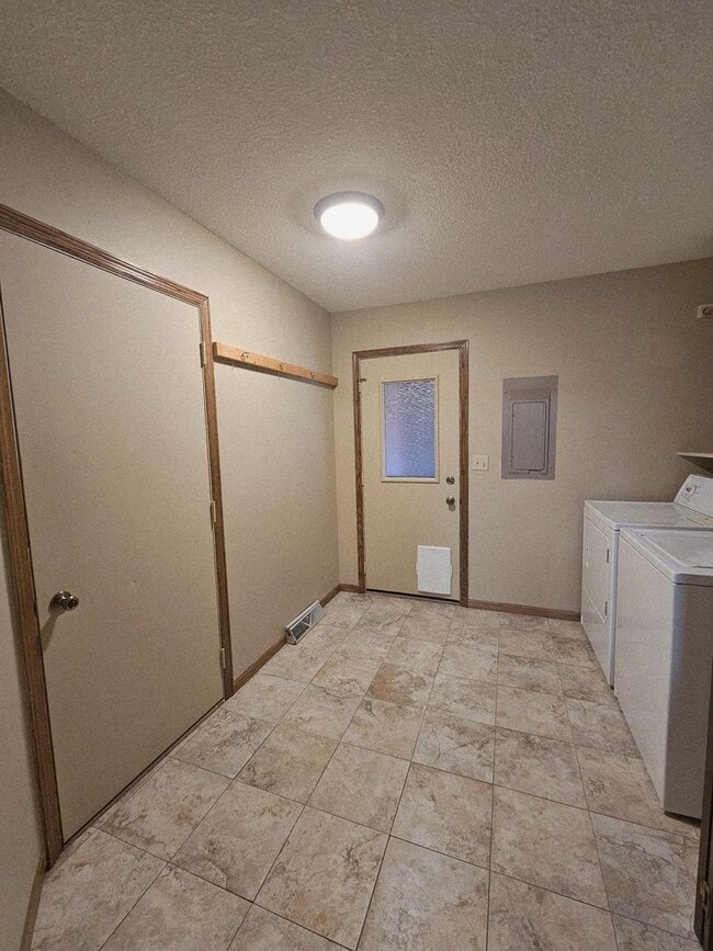 Building Photo - 2 BEDROOM | 1 BATH | SINGLE LEVEL | GARAGE...