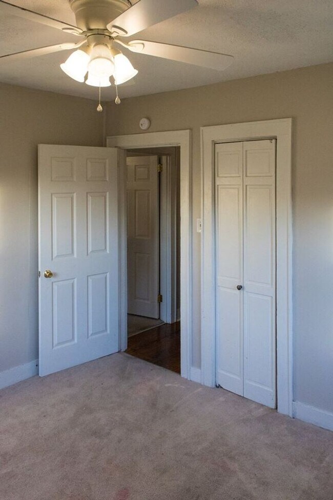 Building Photo - AVAILABLE NOW. $1300 PER MONTH. NEW STAINLESS STEEL APPLIANCES and UPDATES!!