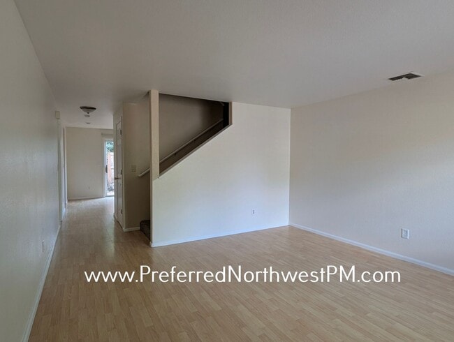 Building Photo - Updated Townhouse in South Eugene
