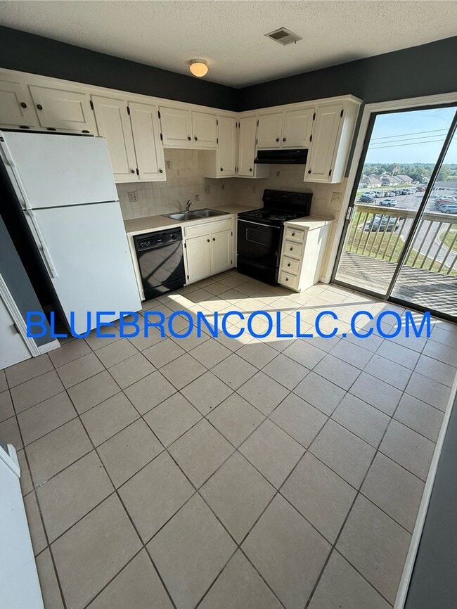 Building Photo - Cute 2 bedroom 1 bathroom home with a 1 ca...