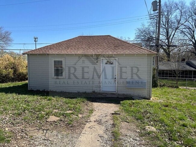 Building Photo - Studio HOUSE No Shared walls -1611 S Northern Blvd #B Independence - - Rent $750