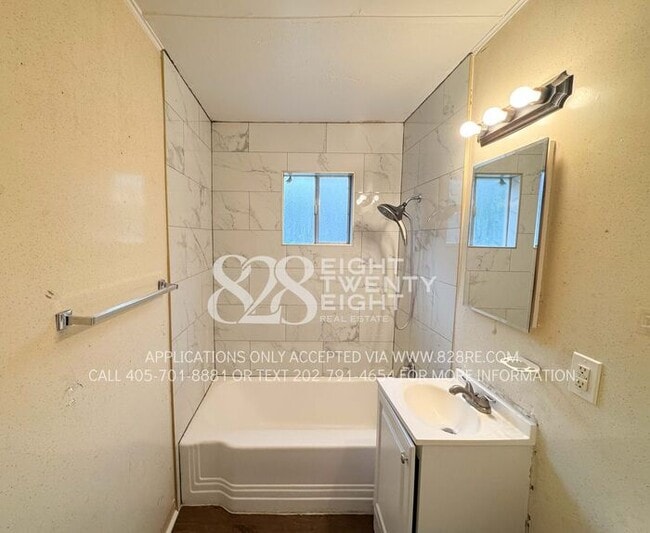 Building Photo - AVAILABLE NOW! Cute 2 Bed/1 Bath Single Fa...