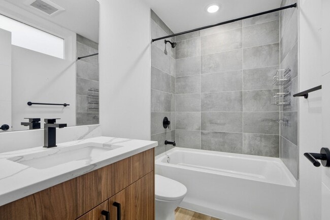 Building Photo - 3B3B cozy townhome