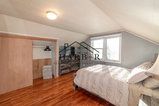 Building Photo - 5th Avenue SE Duplex