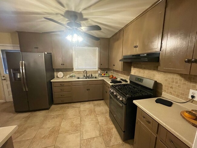 Building Photo - 3 BEDROOM NEAR BONHAM MIDDLE SCHOOL, EASY ...