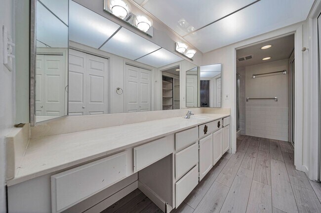 Building Photo - Ground Level 2 Bedroom 2 Bathroom Condo- Gated Murray Community