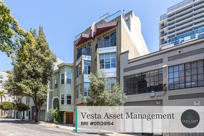 Building Photo - SPACIOUS TOP FLOOR 3 BED/2.5 BATH CONDO WI...