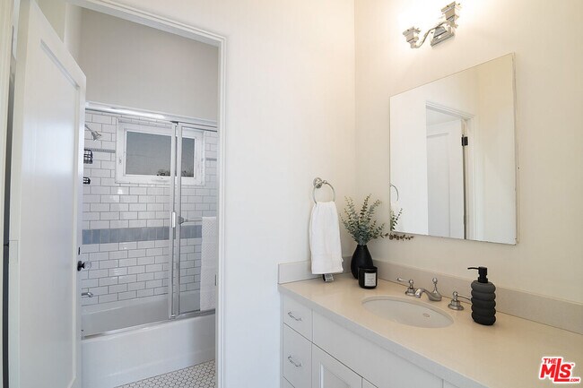 Building Photo - 131 S Martel Ave