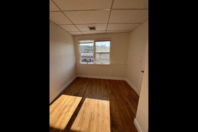Building Photo - 308 Maple Ave
