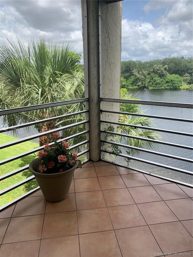 Building Photo - 9450 Poinciana Pl