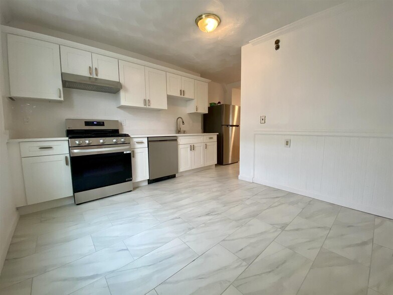 Building Photo - 65 Elm St