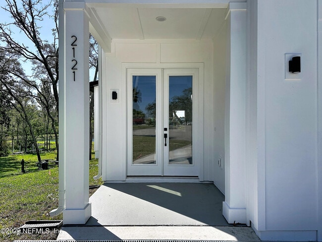 Building Photo - 2121 Broadwater Dr