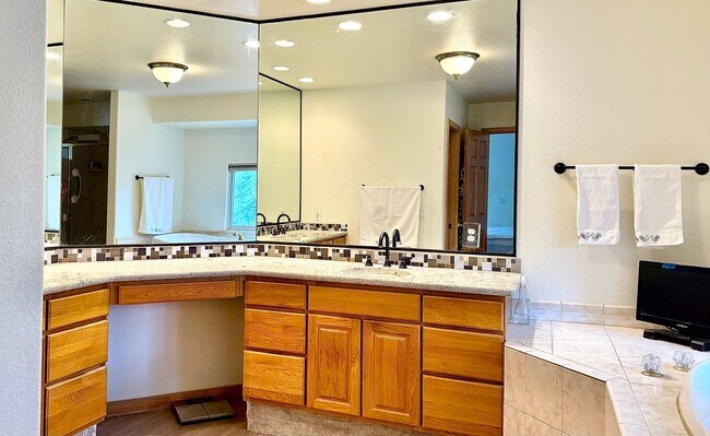 Building Photo - Warm & Spacious Woodmoor Home in a Fantast...