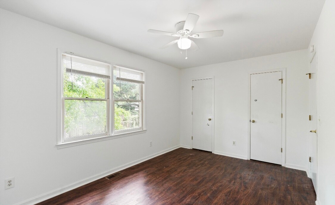 Building Photo - 321 Lennon Dr