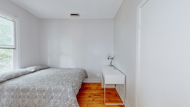 Building Photo - 6 Bedroom Apartment in Science Hill, close to downtown! (Laundry In Unit)