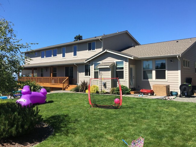 Building Photo - Custom Rental Home Puyallup with View