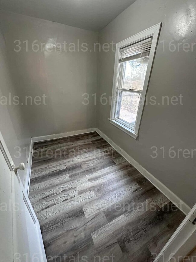 Building Photo - $825 - 2 bedroom/ 1 bathroom - Single Fami...