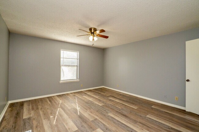 Building Photo - Fully Remodeled Townhome with Loft and Prime Location!