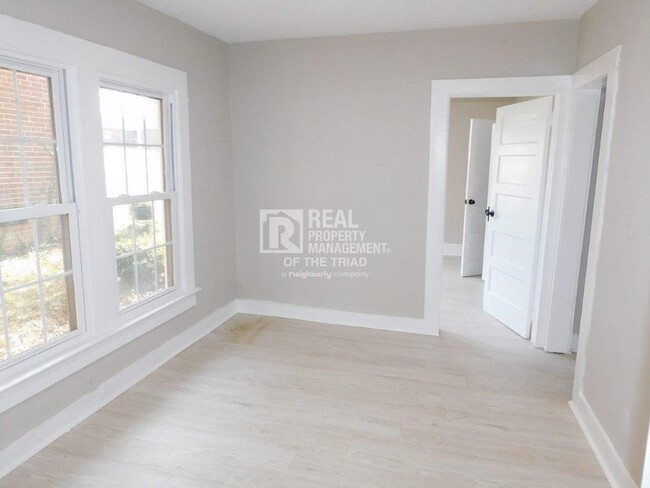 Building Photo - *Move In Special* Cute 2 Bedroom/1 Bath Ho...