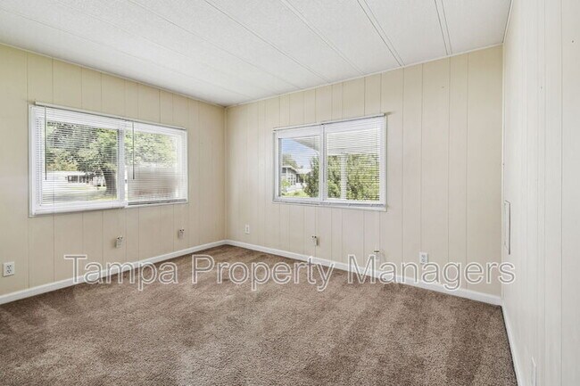 Building Photo - 242 Country Ln