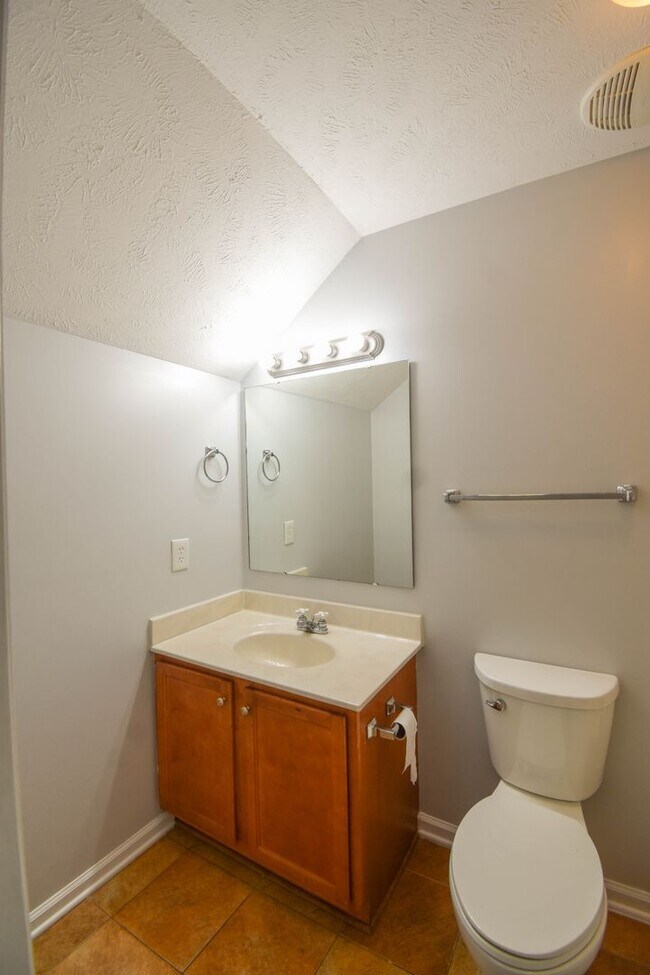 Building Photo - 5 Bedroom 3 Bathroom- Small Pets Okay