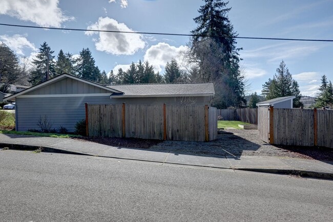 Building Photo - Beautifully Remodeled 4bd, 1.75ba Rambler Available in the Heart of Bellevue.