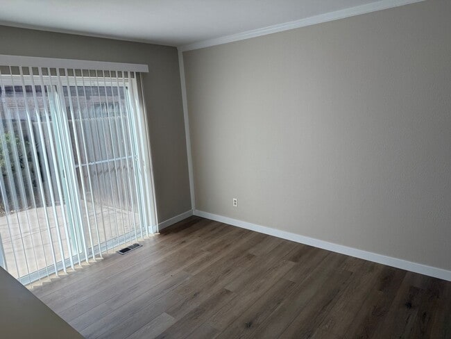 Building Photo - Spacious 2-bed, 1.5-bath Townhouse-Delivers Comfort & Convenience