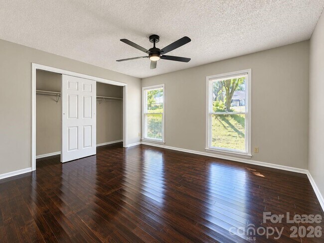 Building Photo - 3317 Windsor Dr