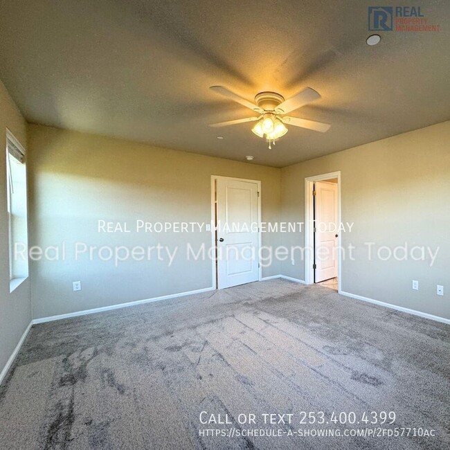 Building Photo - 3 Bedroom 2.5 Bathroom Townhouse with Gara...