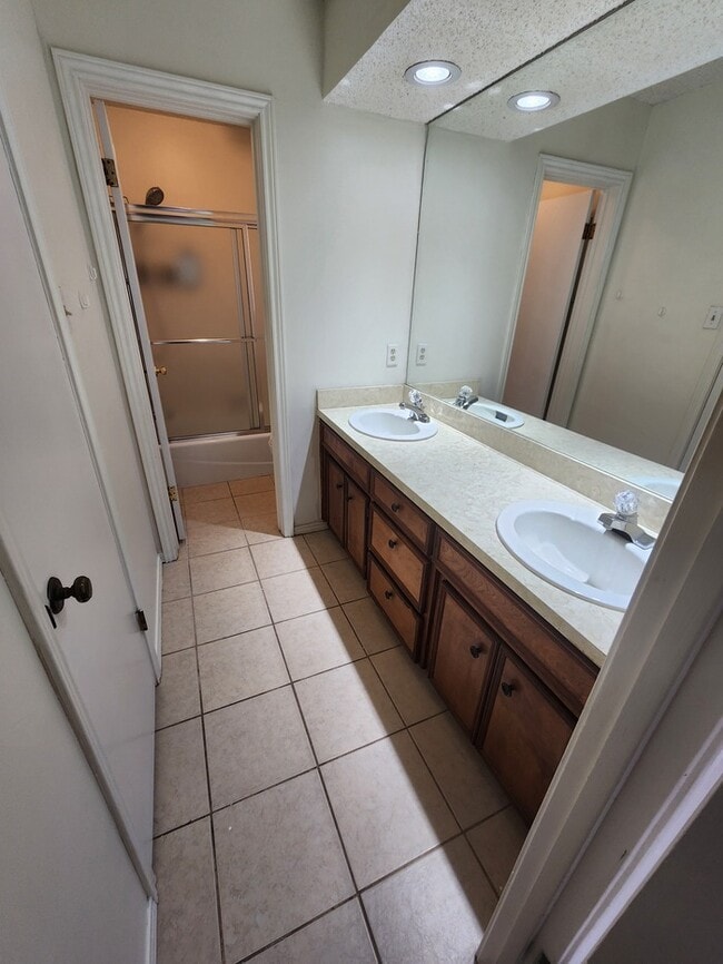 Building Photo - 3 bed 2 bath duplex